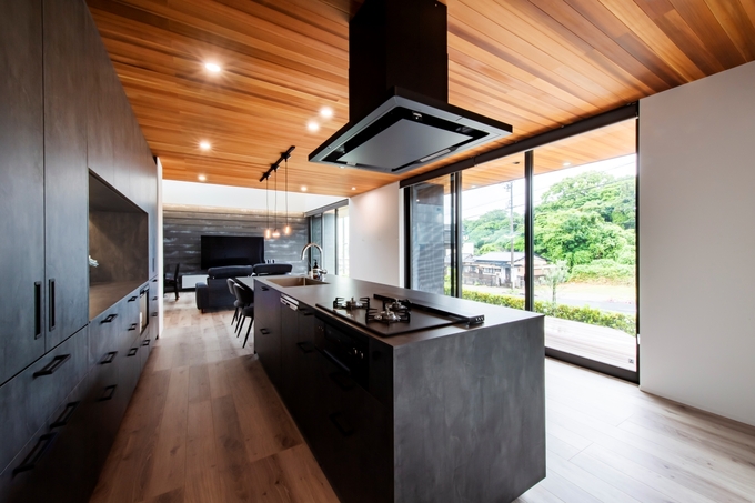 27畳を超える大空間・大開口LDK。奥さまこだわりのKITCHEN HOUSEのオーダーキッチンがインテリアの主役に。天井のレッドシダーとテレビステーションのSOLIDOが屋外まで連続することで、より開放感が生まれた