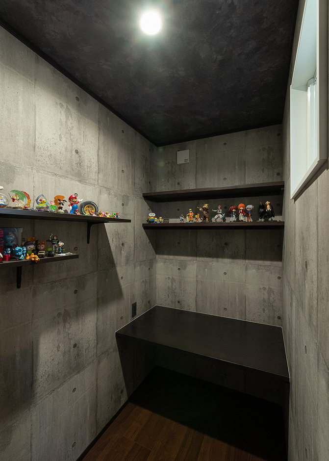 隠れ家風にコーディネートした書斎はご主人の趣味部屋に。自分の好きを詰め込んでカスタマイズをしていくのが楽しみ