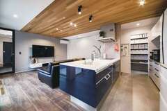 アイランドキッチンは、家族の暮らしの中心。行き止まりのない動線を確保し、さらにパントリーもスペースをたっぷり確保した。キッチンに立つと室内全体を見渡せる