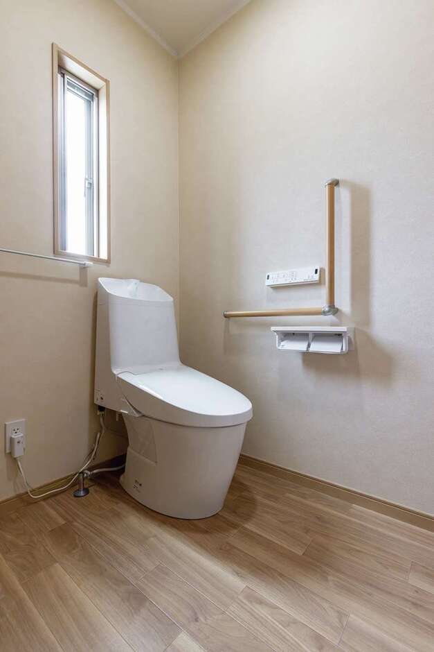 トイレも将来を見据えて1.5畳の広さに。手すりも適切な位置に設けた
