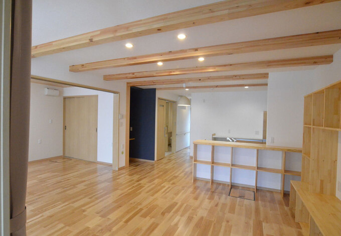 TVラックやキッチンカウンター下の収納もすべて造作。部屋に合わせて作るので、配置やテイストがそろい統一感が生まれる