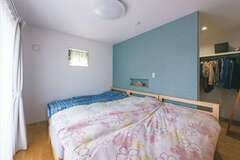 ブルーの壁がアクセントの寝室