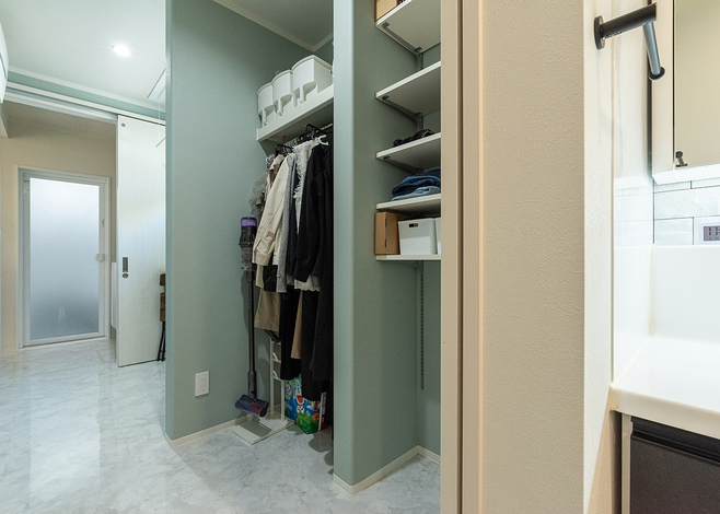 洗面で手洗いした後は水回り動線へ。手前からミニクローゼット、ランドリースペース、脱衣所、ユニットバスへと続く