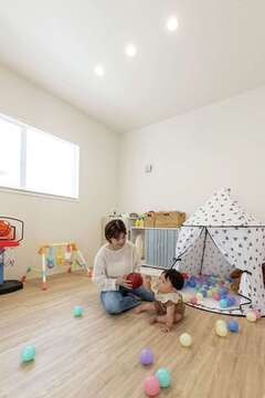 和室はマットを敷いて子ども用プレイルームとして活用。隣接するLDKになじむよう和の要素は控えめに【HAPPY HOUSE（山田工務店）】