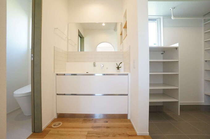 外から帰ってきたらすぐ手を洗えるよう、玄関から近い位置に洗面室、トイレ、浴室をレイアウト。洗面室と脱衣室を離したことで、誰かが入浴中でも気を遣わずに使用できる