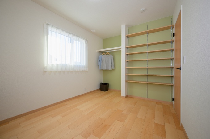 オープンクローゼットなら扉のスペースもとらないため収納力もUP‼