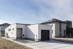 街並みに溶け込む美しい現代的な平屋。シンプルでスマートなデザインが日常生活に調和し、快適な暮らしをサポートする外観である。【ARRCH アーチ】