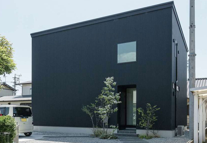 土地探しも一緒に。静かな住宅地の奥まった場所にある土地を気に入った。正面は開口部を減らし、デザイン性とプライバシーの確保を両立。玄関横の窓は担当の藤田さんの提案で、玄関に明るさをもたらしつつ、帰宅の際はあたたかな光が迎えてくれる