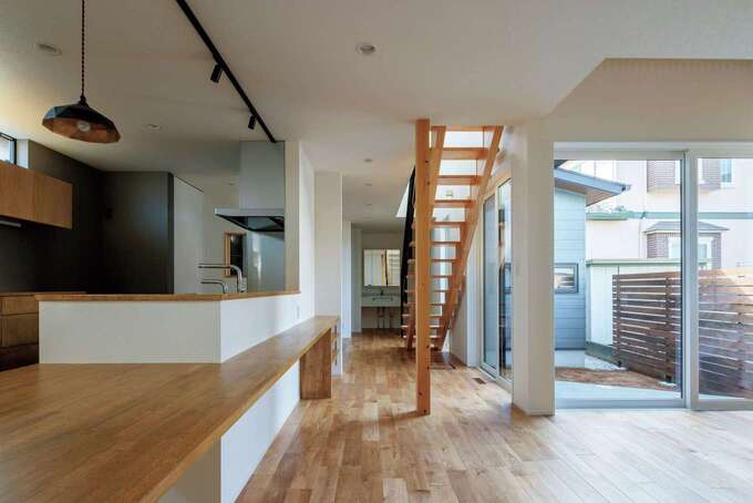 家じゅうを見渡せる位置にキッチンを配置