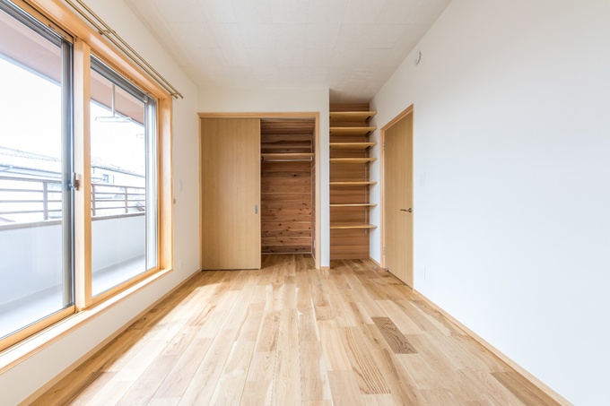 たっぷり収納でスムーズに片づけられる子供部屋。収納内部も無垢の木