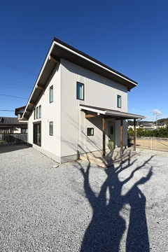 シンプルでスタイリッシュな外観。広い敷地を利用し、プライバシーを保ちつつ、開放的な暮らしを可能にしている。【REIWA HOUSE（令和ハウス）】