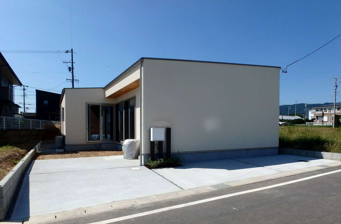 防犯も気にしていた夫妻の想いを受け止め、通りからの目線を遮るために、東側に窓を作らず、プライバシーを確保した