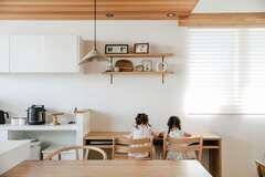 ダイニングの横の窓際に設けたスタディコーナーは子どもたちの特等席【ainoa.life くらはし建築】