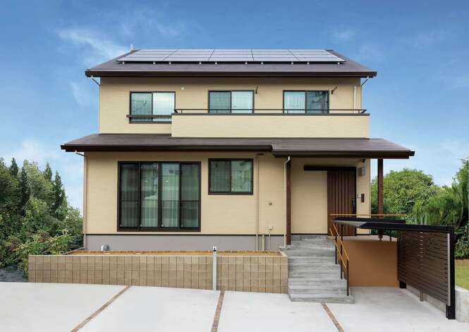 太陽光発電7.8kWに加えて蓄電池を導入し、電気の自家消費と自給自足を実現したZEH住宅。加えて、オール電化でありながら万一の災害に備えてガスも導入し、電気＋ガスのハイブリッド給湯器を採用。災害で停電した際にも普段通りの生活ができるため、万が一のときも安心だ。また、光熱費高騰の折にも、家計にやさしい暮らしが叶う。