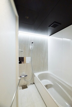 シンプルでモダンなデザインのバスルーム。ライン照明が高級感と心地よい空間を演出。入浴時間が楽しみになる贅沢なバスルームに。
