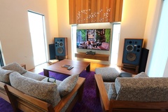 大画面のテレビと高音質のスピーカーが配置されたシアタールーム。ゆったりと配置されたソファで映画鑑賞が楽しめる空間です。【タカオ設計】
