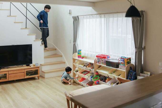 リビングで過ごす子どもの様子をキッチンからも2階の階段ホールからも見守れる間取りは、家族の絆が育まれる心地よい距離感にもつながっている