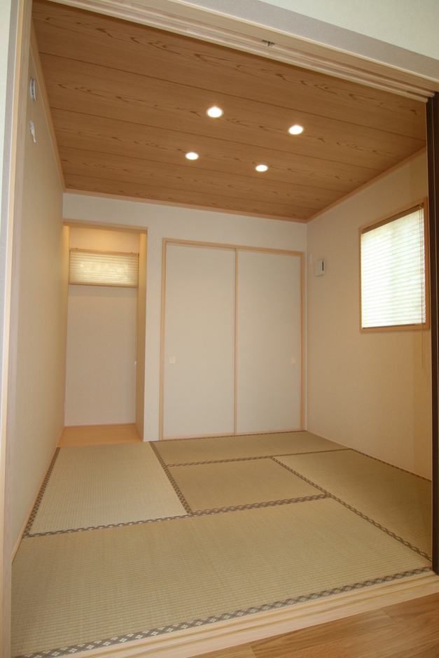 壁紙は和紙タイプを、天井のクロスは木の雰囲気があるものをセレクト。和室側の引き戸も可愛い和柄を選び、閉めた時に和の雰囲気を楽しめるようコーディネート