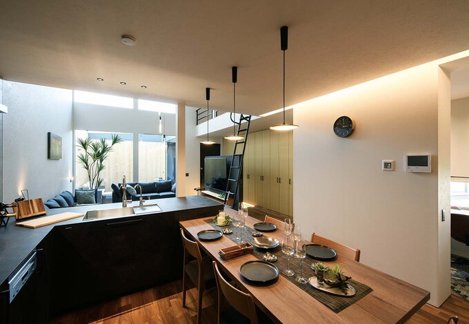 奥さまの夢を叶えたKITCHEN HOUSEのL字型キッチン。フロア全体はもちろん、中庭まで見渡せて、料理タイムのテンションも上がる。ダイニングテーブルと一体化させたことで、家事効率もアップ