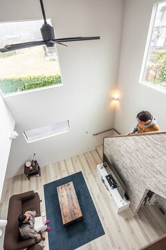ナチュラルモダンなリビング。
積石タイル調のアクセントクロスが空間をよりオシャレに彩ります。
家族とのコミュニケーションが増えるリビング階段も魅力の1つ。【ワンダーホーム】