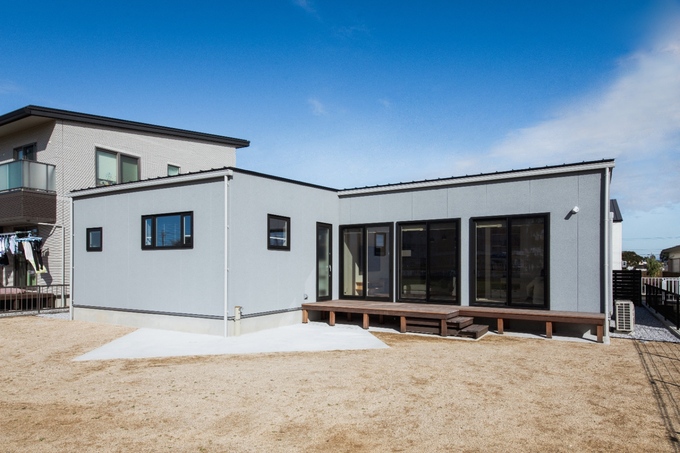 建物は庭をL字型に囲うように配置。デッキは布団やシーツを干すのにも役立ちます。