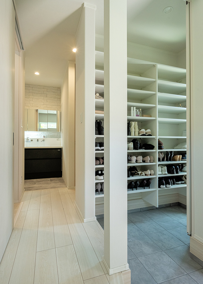 シューズクロークは家族が増えても十分な収納力。帰宅後すぐ手洗いができるように洗面所は玄関ホール奥に設けた