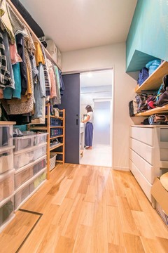 家族の衣類やバッグなどを収納するファミリークローク。奥は洗面室と浴室、手前は玄関につながり、着替えや洗濯物の収納がスムーズにできる【仲田工務店】