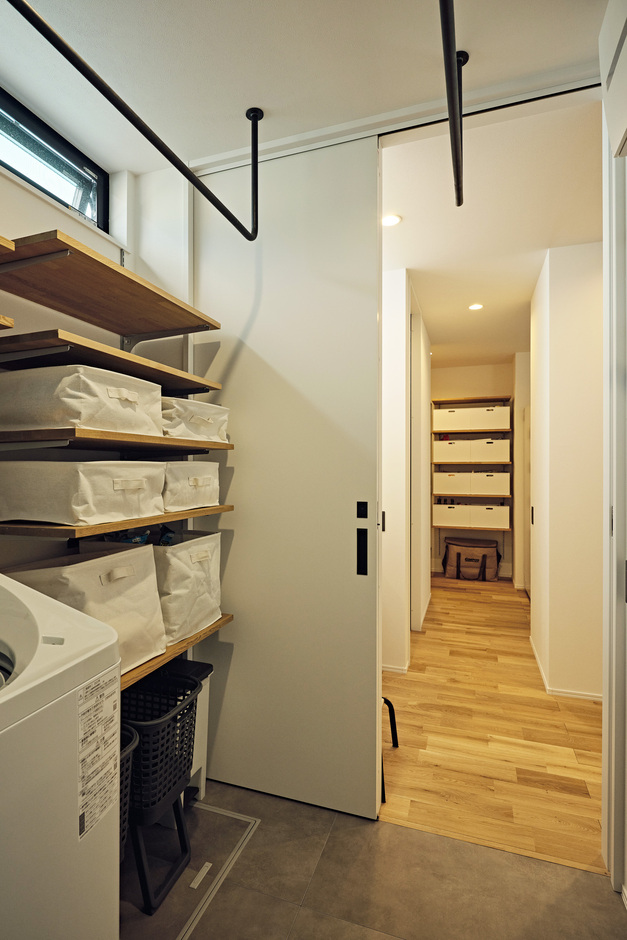 脱衣・洗面・収納を一直線に配置