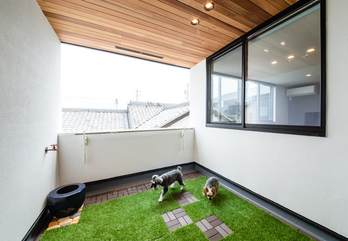 2階のインナーテラスは、BBQをしたり、コーヒーを飲みながらボーっと空を眺めたり。将来的に、壁で囲んで子ども部屋にすることもできる