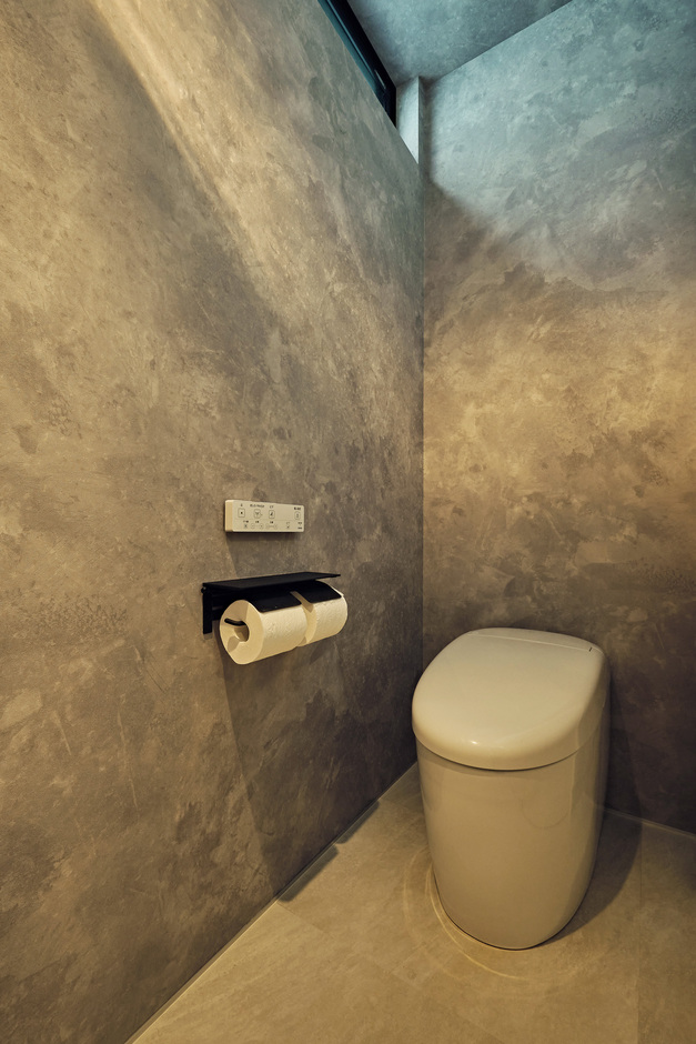 グレーで統一したスタイリッシュなトイレ