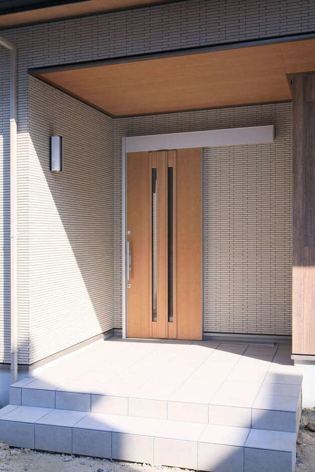 親世帯の玄関。軒天に無垢材を使い、あたたかみを出した
