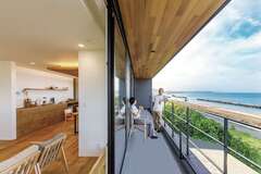 バルコニーは一番の特等席。コーヒーを飲んだり本を読んだりする時間が増えそう。
軒天もレッドシダー張りとなっており、海との相性も抜群。