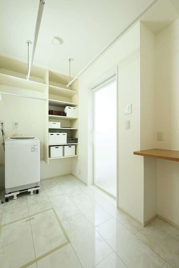 共働き夫婦の味方、部屋干し機能付きランドリールームを用意。洗濯物をたたむカウンター付き