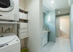 洗濯物は室内干しのため、乾太くんとランドリースペースで完結できる。日常使いの衣類を収納する棚と作業用カウンターも便利