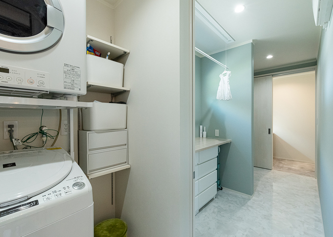 洗濯物は室内干しのため、乾太くんとランドリースペースで完結できる。日常使いの衣類を収納する棚と作業用カウンターも便利
