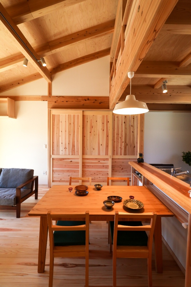【24坪/1.5階建】小さく建てておおらかに暮らす、「平屋風」の木の住まい|アクトホームの新築施工例【くふうイエタテ】