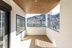 四季を感じるのに最適な２階リビングに併設したインナーバルコニー【OWN RESORT HOME（オウンリゾートホーム）】