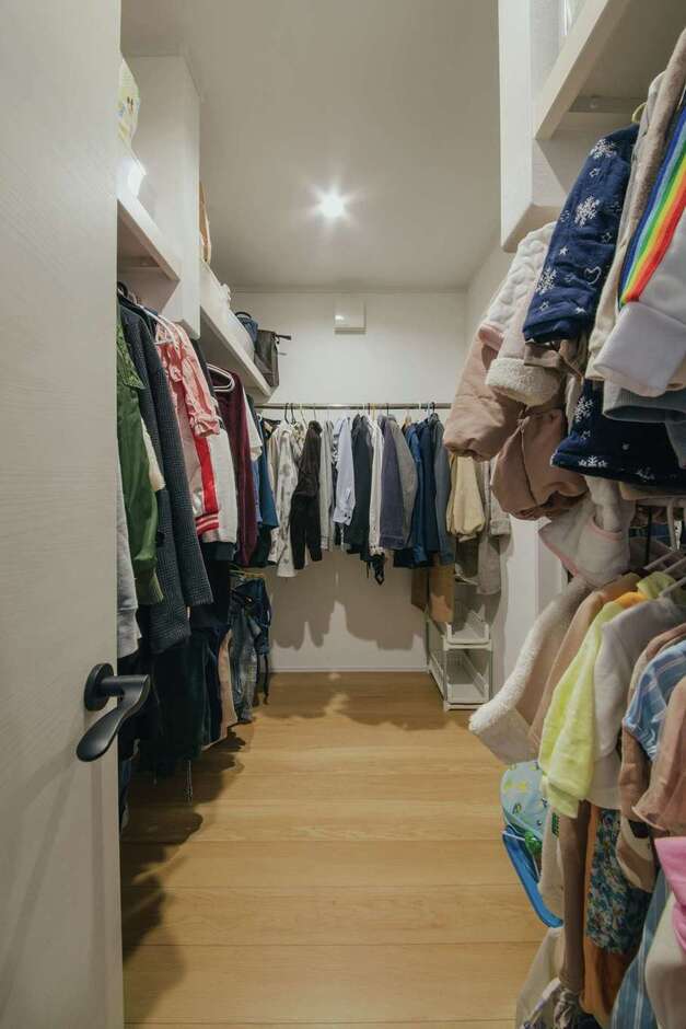 通り抜け可能なファミクロが便利。右手奥は玄関に続く