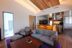 無垢材を贅沢に使用、造作階段も魅力的な見学会