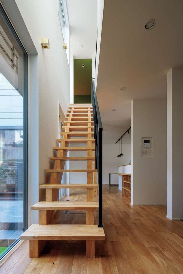 スケルトン階段の吹抜けからも1階に光が降り注ぐ