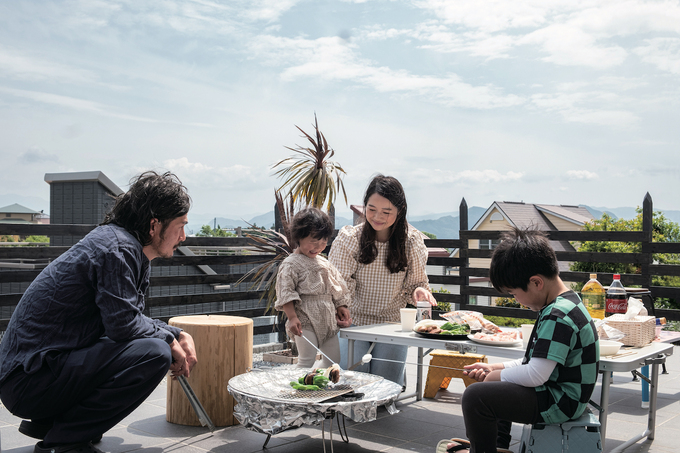 天気のいい休日のお昼はテラスでBBQ。足元は汚れや腐食に強いタイルだから、楽しんだ後は水を流せばOK。おうちにいながらアウトドアライフを満喫できる