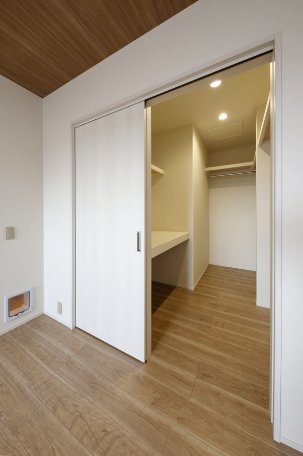 ゆったりとしたウォークインクローゼットは、収納力抜群。シンプルな内装が衣服や小物を効率よく収納でき、利用しやすい。