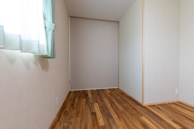 リモートワークの時はロールスクリーンで寝室と仕切れる仕事部屋。リモートワークもできるよう、高速なネット環境を備え、コンセントの配置もしっかりと事前に打ち合わせた。