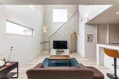 ナチュラルモダンなリビング。
積石タイル調のアクセントクロスが空間をよりオシャレに彩ります。
家族とのコミュニケーションが増えるリビング階段も魅力の1つ。【ワンダーホーム】