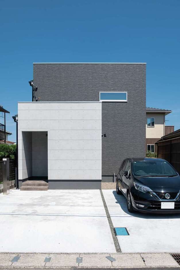 白と黒のHACOが2棟並んだ、キュービックなデザインがカッコいい外観。外から間取りが予測できないので防犯対策にも