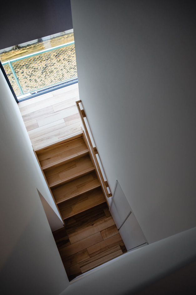 踊り場の地窓から川の景色が見える階段。この窓があるだけで、明るさと開放感が全然違ってくる