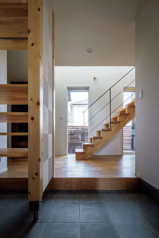 土間玄関から中庭へと視線が抜けていく