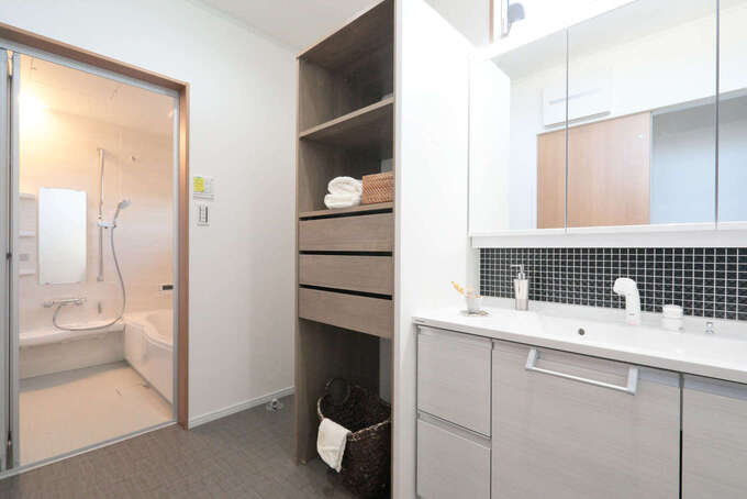 ゆったりとした子世帯の洗面脱衣室。収納スペースも充実