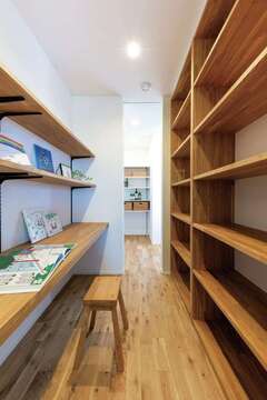 キッチン裏には、パントリーと書斎兼ワークスペース。
書斎には絵本をしまうための大容量の本棚と作業台が取り付けられている。