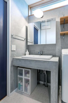 モルタルで造作した洗面台。水はねを気にしなくてすみ、ざっくりした感じがカッコいい【仲田工務店】